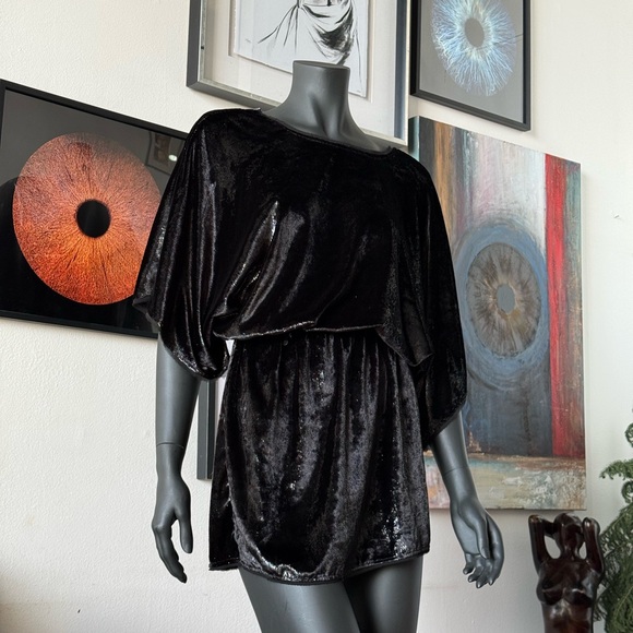 🇧🇷 Elegant Black Velvet Mini Dress – Open Back – Made in Brazil - Picture 6 of 9